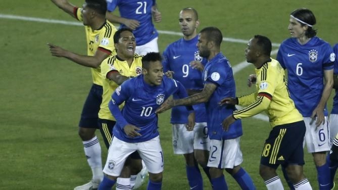 Neymar (v strede) a