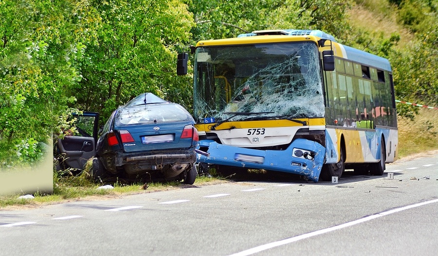 Auto sa s autobusom