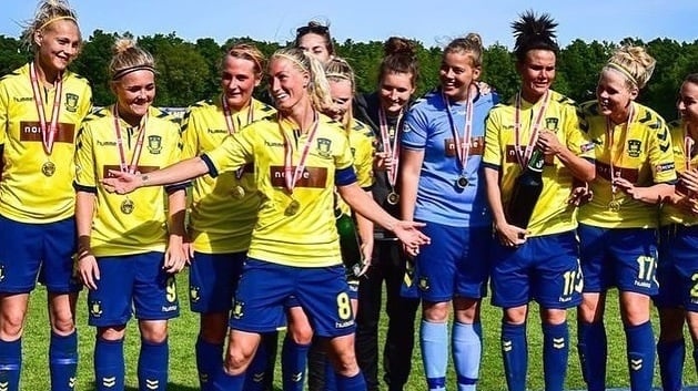 Futbalistky Brøndby Kodaň oslavujú