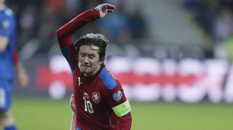 Český hráč Tomáš Rosický (vpredu) uniká s loptou pred Kolbeinnom Sigthorssonom z Islandu.