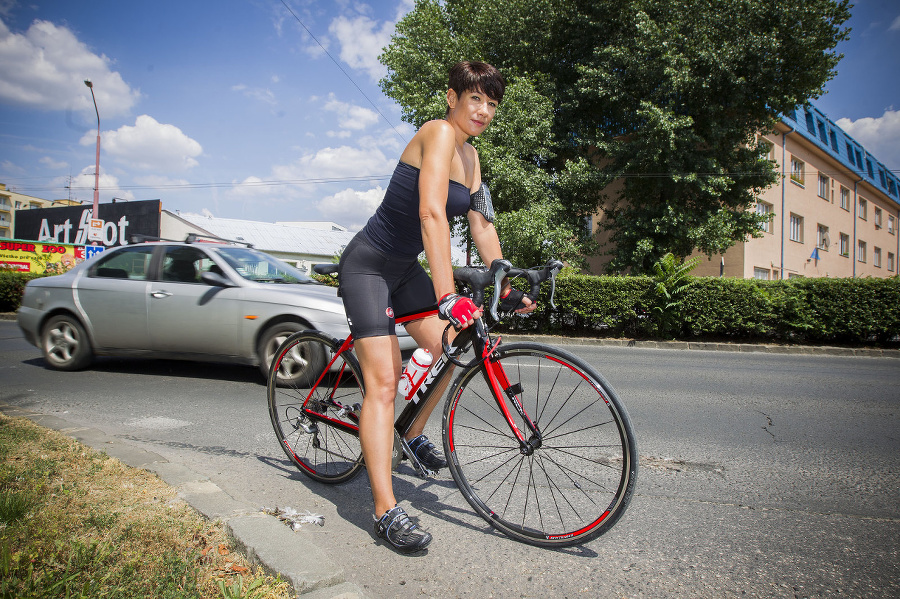 Lucia Nicholsonová miluje cyklistiku,