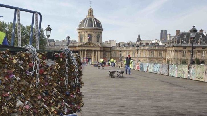 Zámky visiace na parížskom