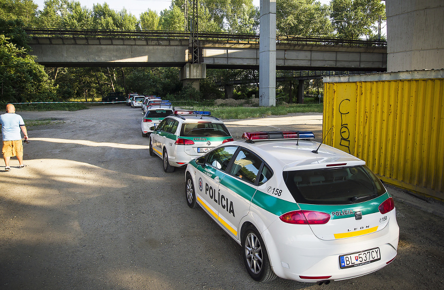 Desiatky policajtov postupne nachádzali