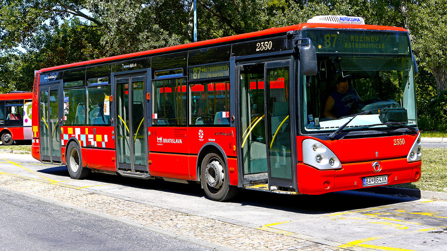 Podgurážaného šoféra autobusovej linky