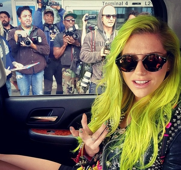 Kesha a jej neónové