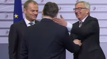 Juncker nazval Orbána diktátorom.