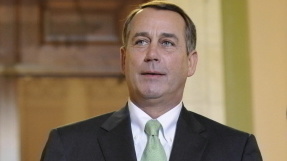 Vodca republikánskej menšiny v Snemovni reprezentantov John Boehner (vľavo) a Roy Blunt (vpravo) odchádzajú zo stretnutia republikánov.