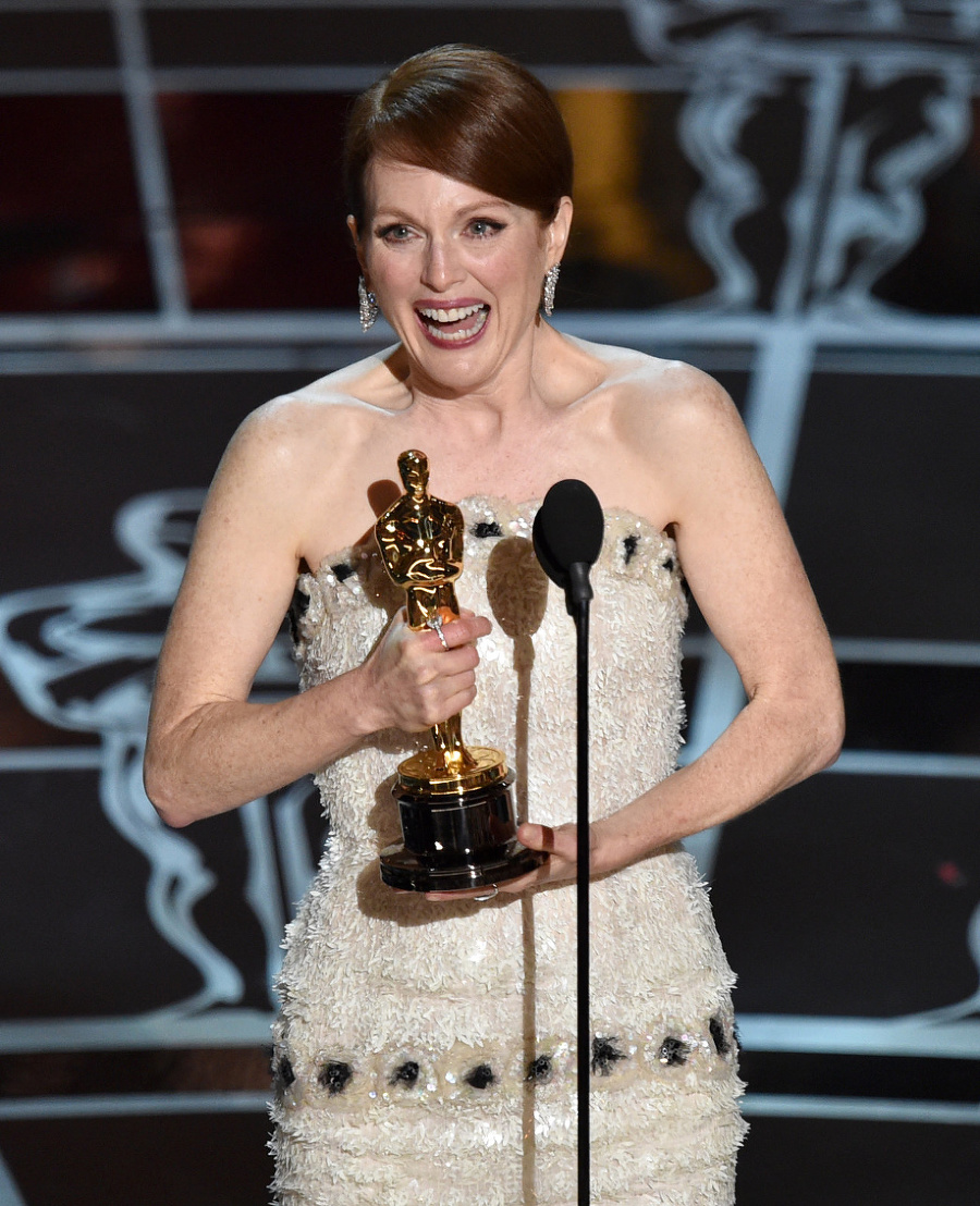 Americká herečka Julianne Moorová získala Oscara za hlavnú postavu vo filme Still Alice.
