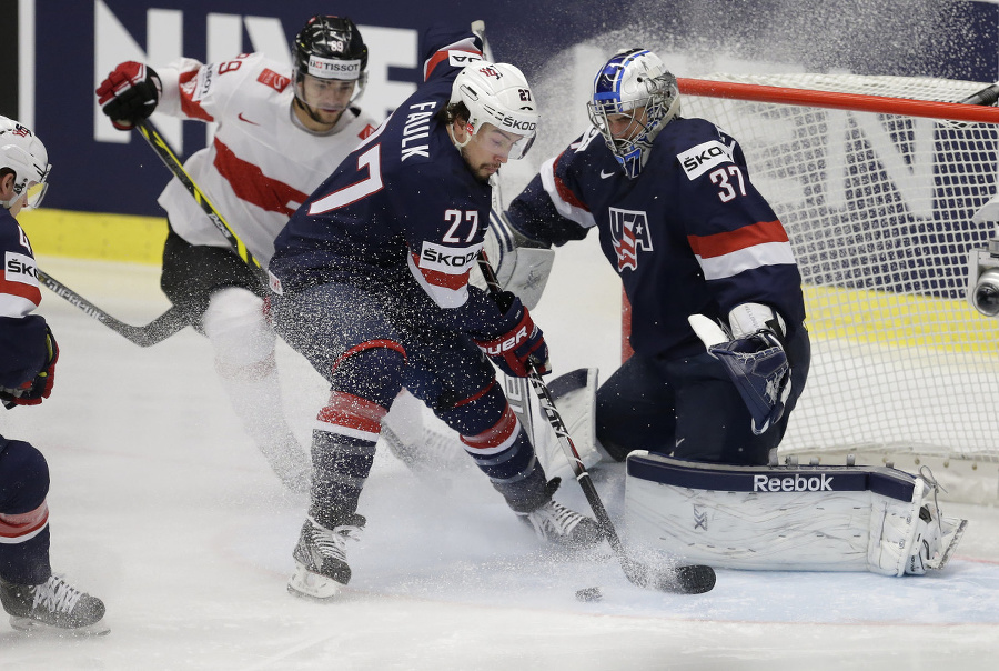 Americký hokejista Justin Faulk