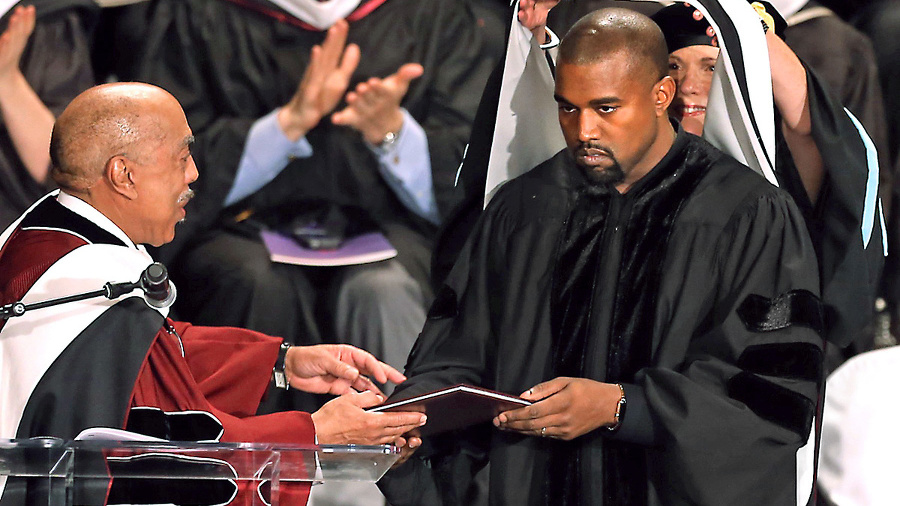 Preberanie diplomu bral Kanye