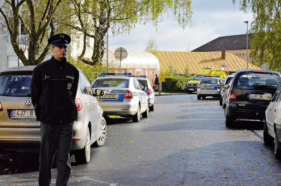 Polícia po útoku nepriedušne uzavrela okolie školy.