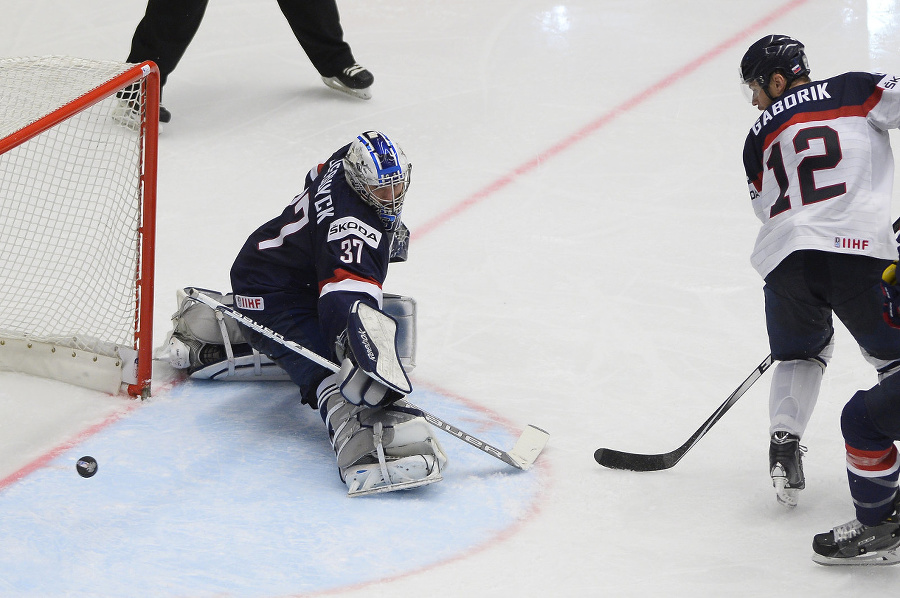 Zľava brankár Connor Hellebuyck