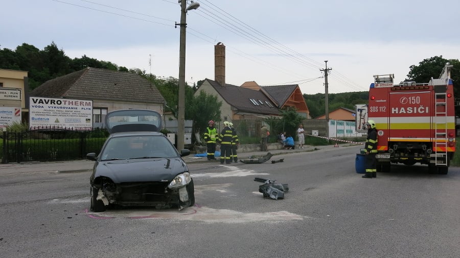 Auto zmietlo mamu a