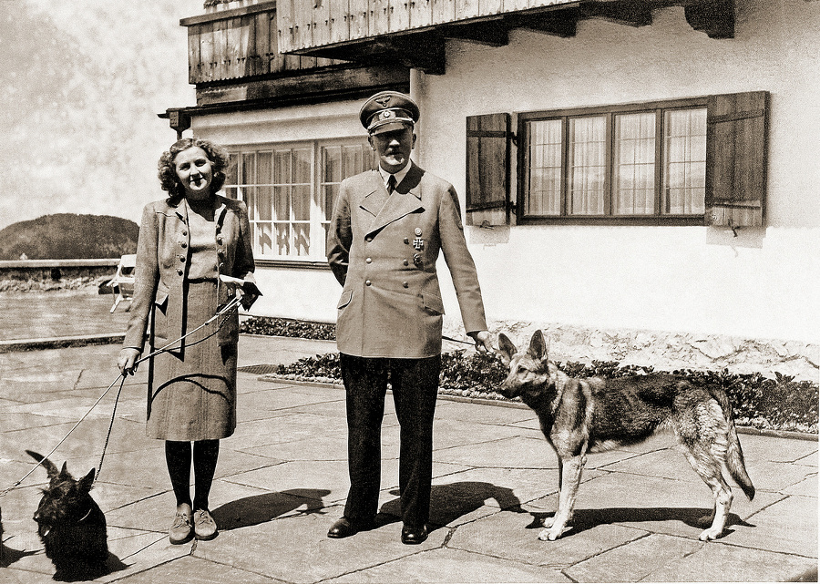 Eva Braunová a Hitler: Milovali psy, mali ich aj v bunkri, kde spáchali samovraždu.