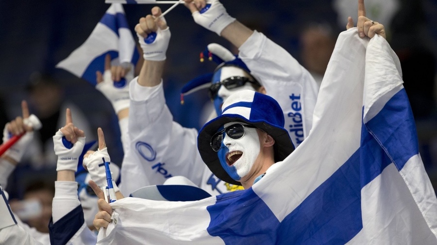 Fínski fanúšikovia počas zápasu.