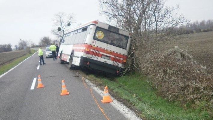 Autobus zišiel do priekopy