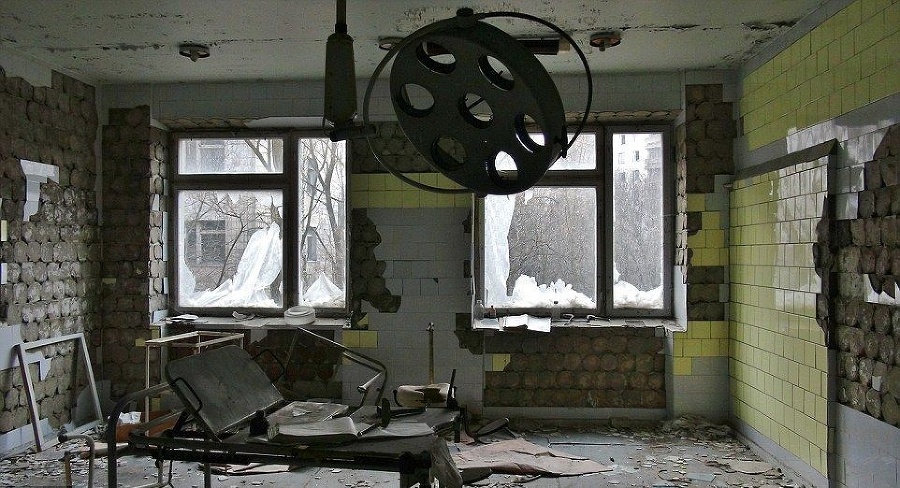 Interiér opustenej budovy v