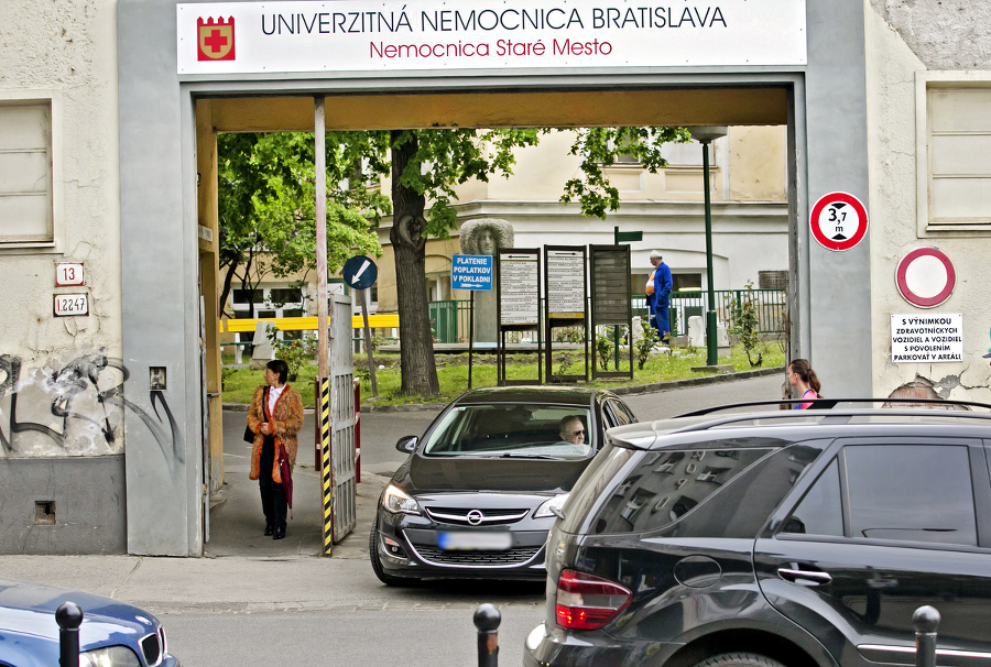 Pri prechode cez vstupnú bránu sa v aute prikrčil. 