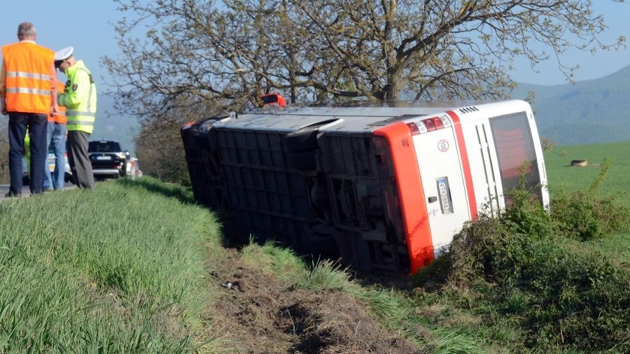 Autobus zišiel z cesty,