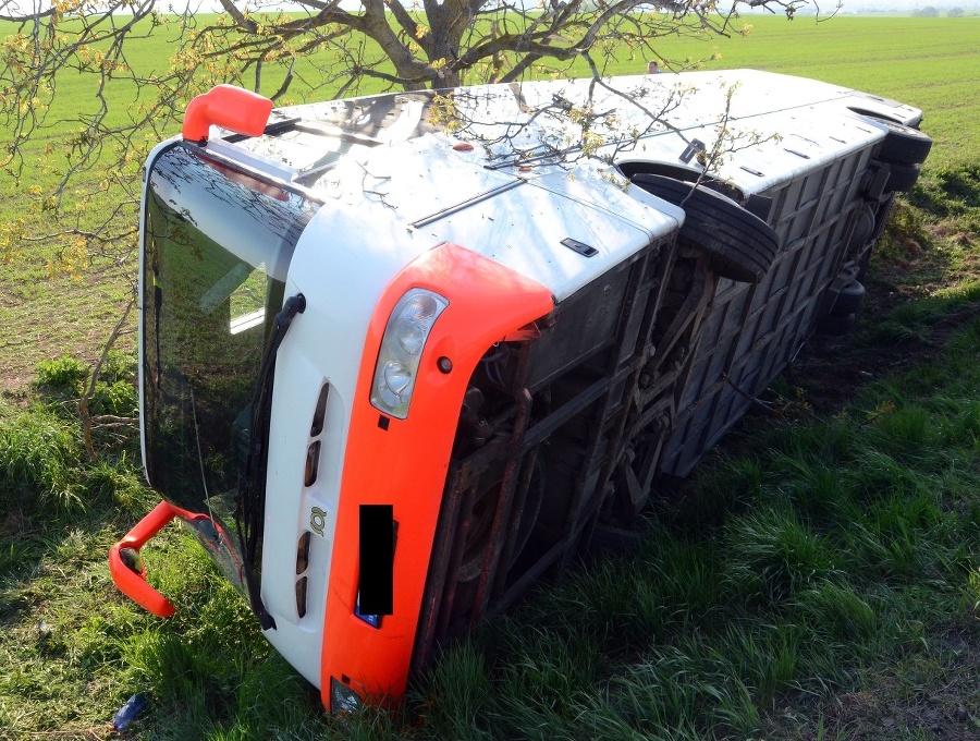 Autobus zišiel z cesty,