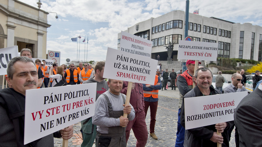 Protest živnostníkov poškodených Váhostavom