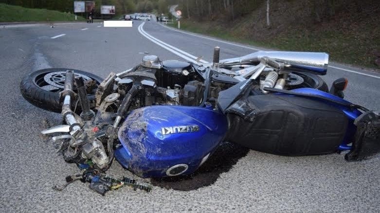 Zrážka cyklistu a motorkára