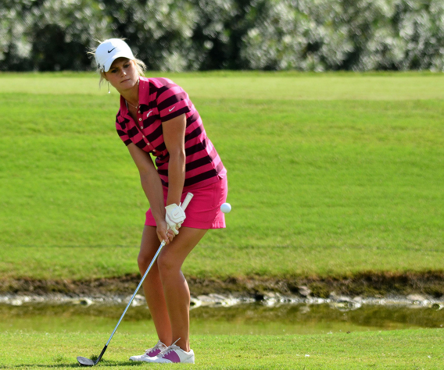 Carly Booth v golfovom