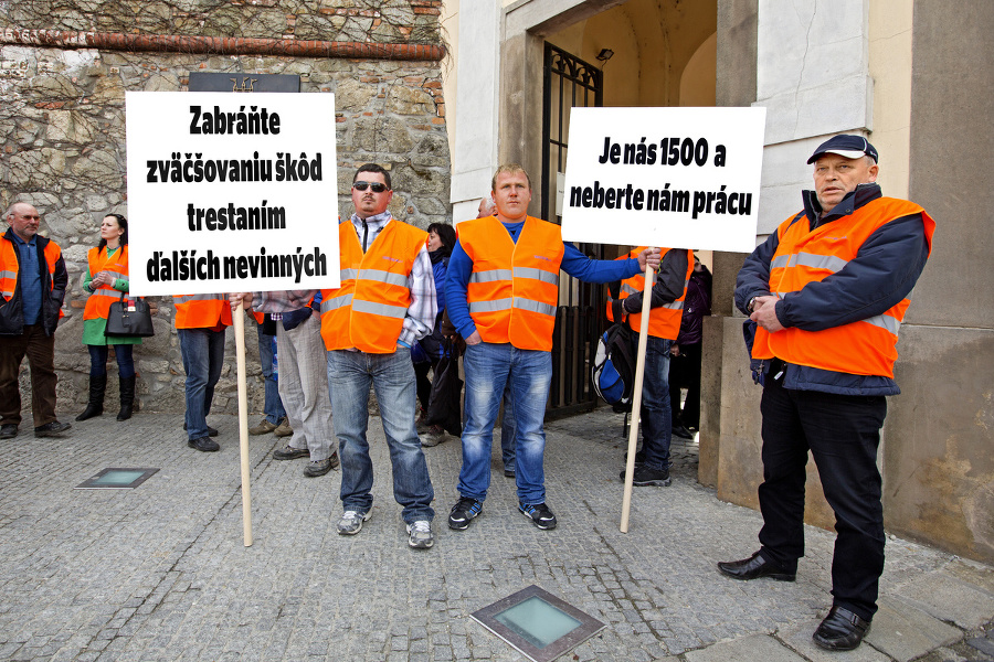 Zamestnanci protestujú.