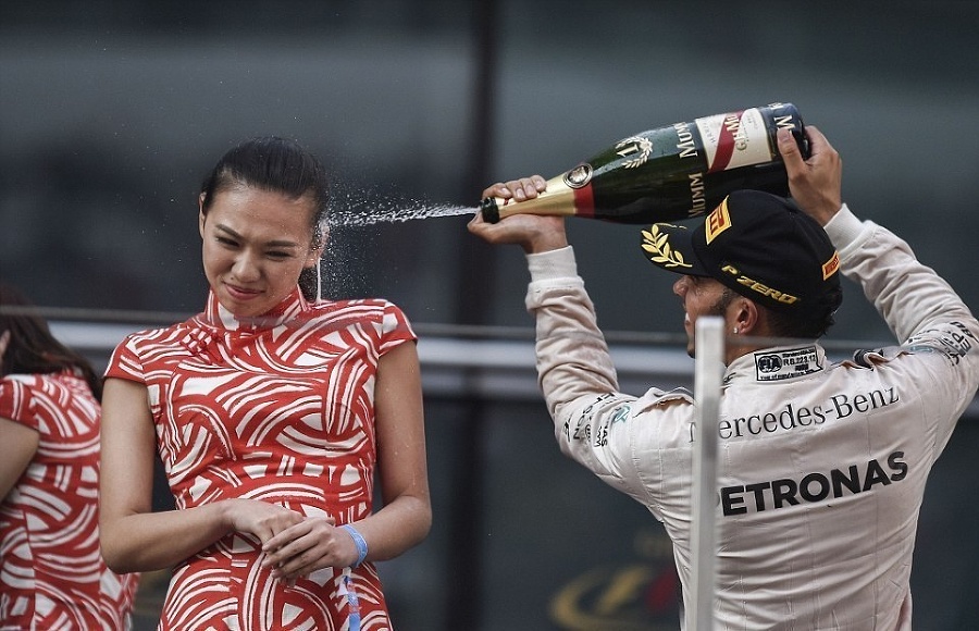 Lewis Hamilton striekal šampanské