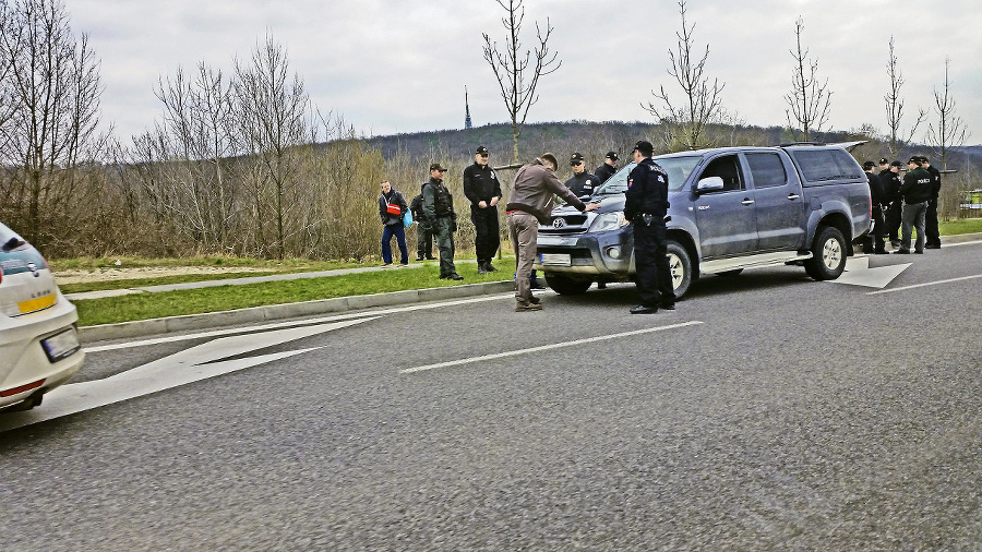 Partiu mladíkov zastavili policajti