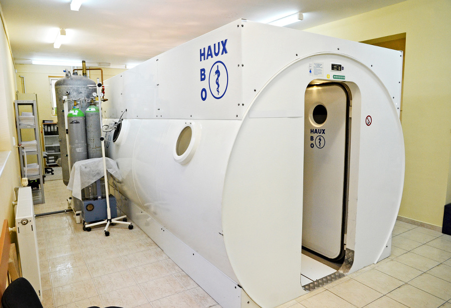 Hyperbarická komora pomáha aj