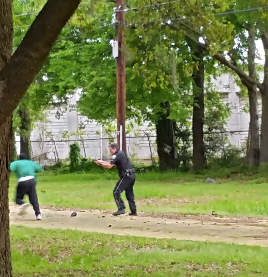 Policajt na Scotta vystrelil