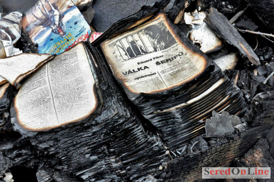 Obhorená kniha po požiari.