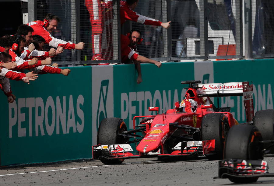 Vettel narušil dominanciu Mercedesu