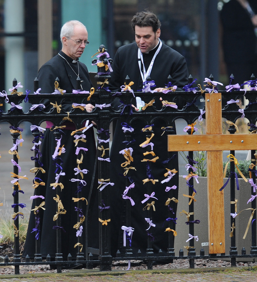 Arcibiskup Justin Welby (vľavo)