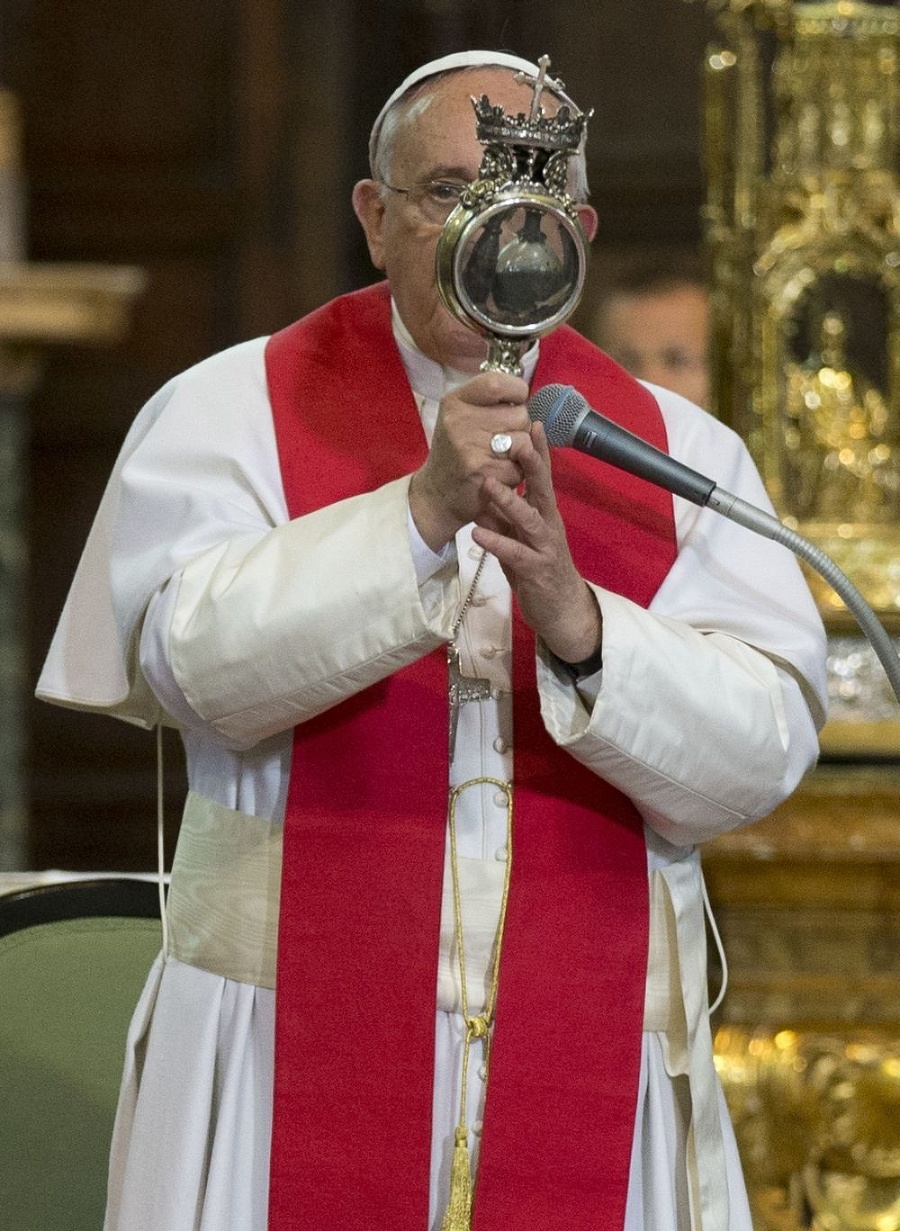 Pápež František pobozkal relikviu