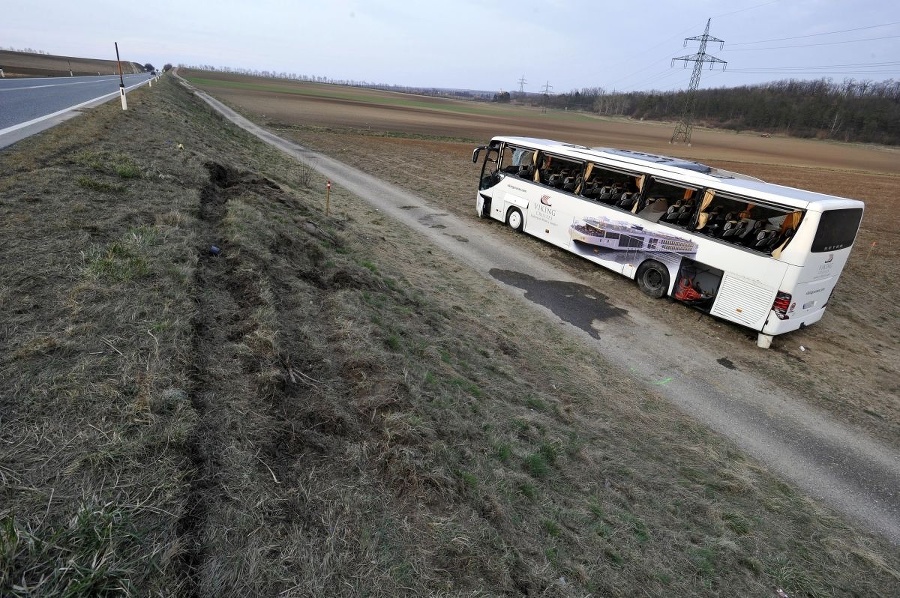 Autobus skončil mimo cesty