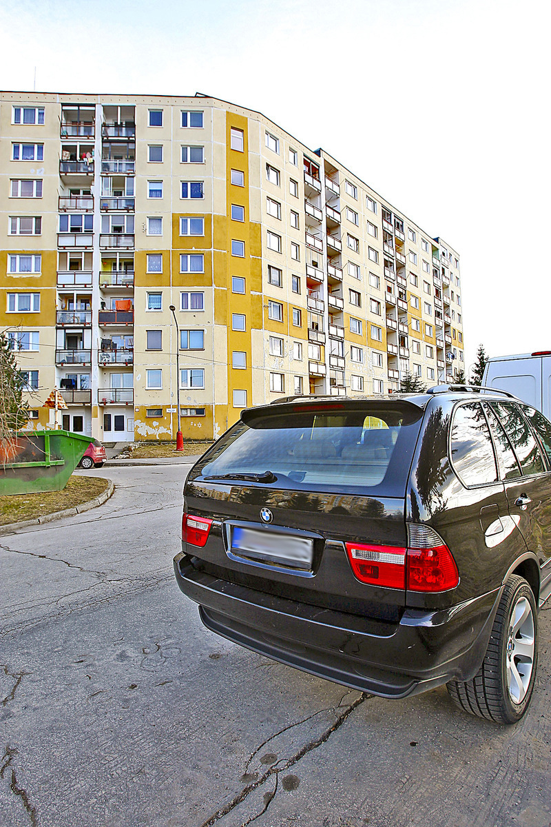 Luxusné SUV pred panelákom