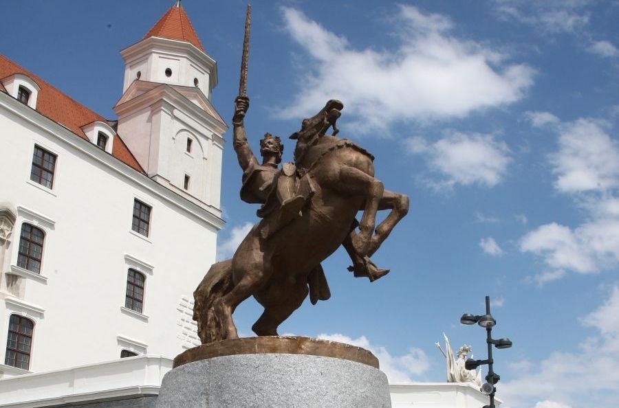 Jazdecká socha Svätopluka je