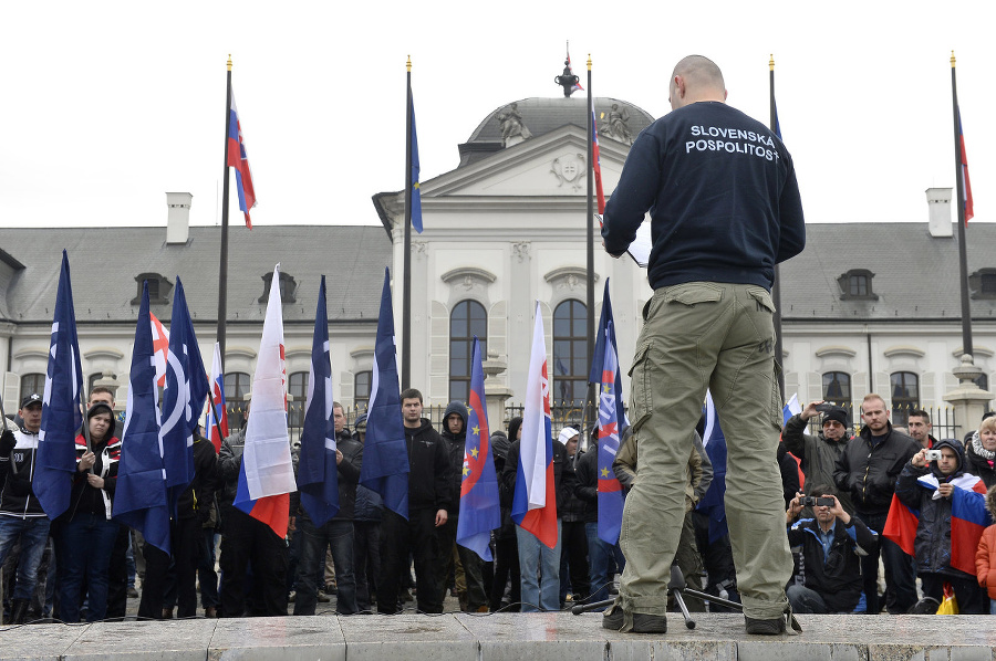 Muž v tričku Slovenskej