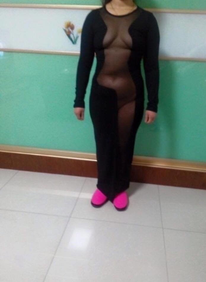 Papuče podtrhujú "elegantný" štýl outfitu.