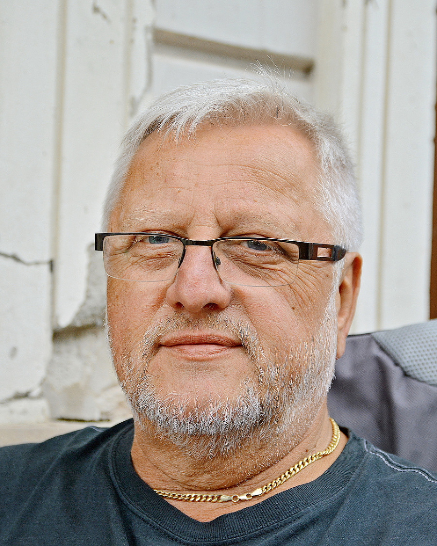 Karol Linhart (59), starožitník.