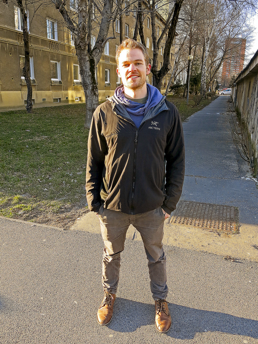 Cale (27), výskumník.