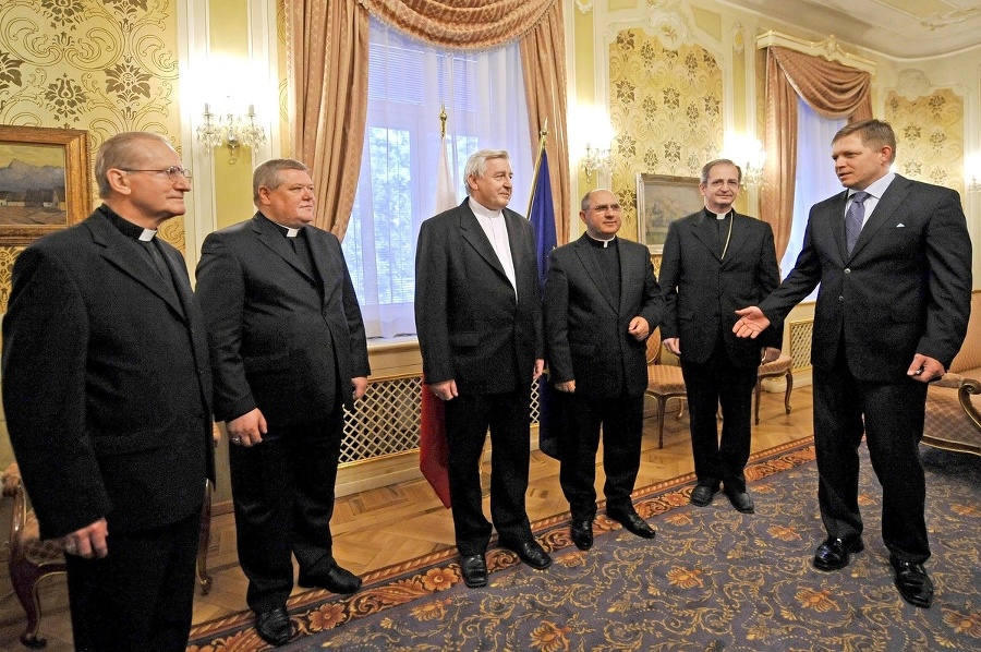 Štát a cirkvi: Na Slovensku žijú v akejsi symbióze. Vo viacerých krajinách EÚ však štát nedáva na cirkev ani cent.