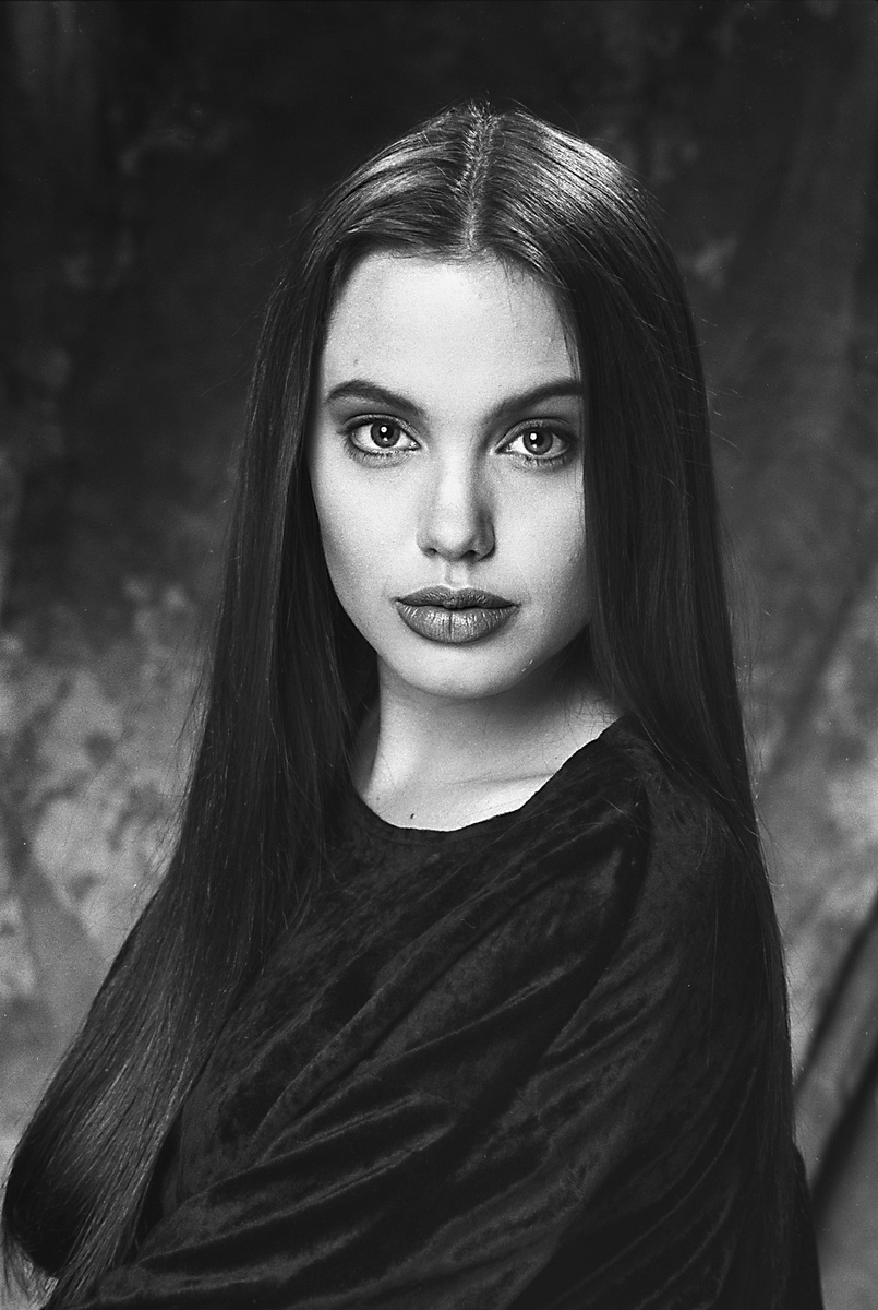 1991: Angelina Jolie ako