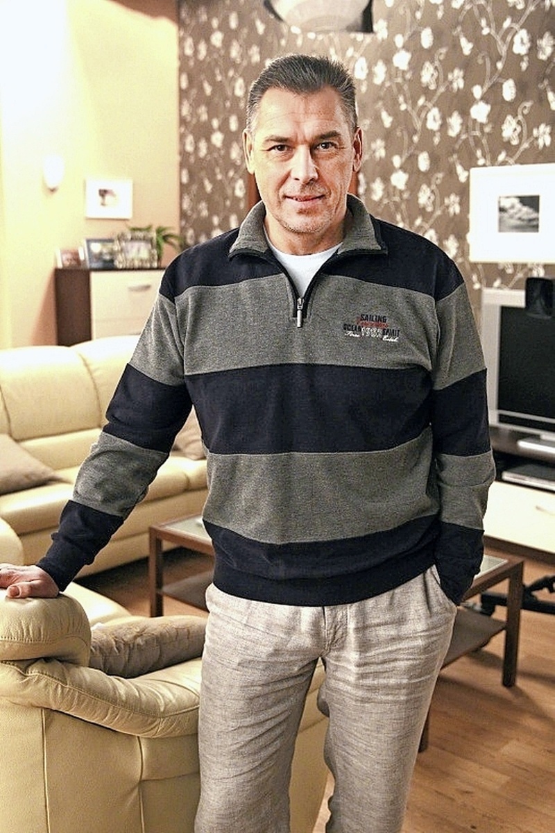 Slávny je aj sochárov brat herec Marek Ťapák.