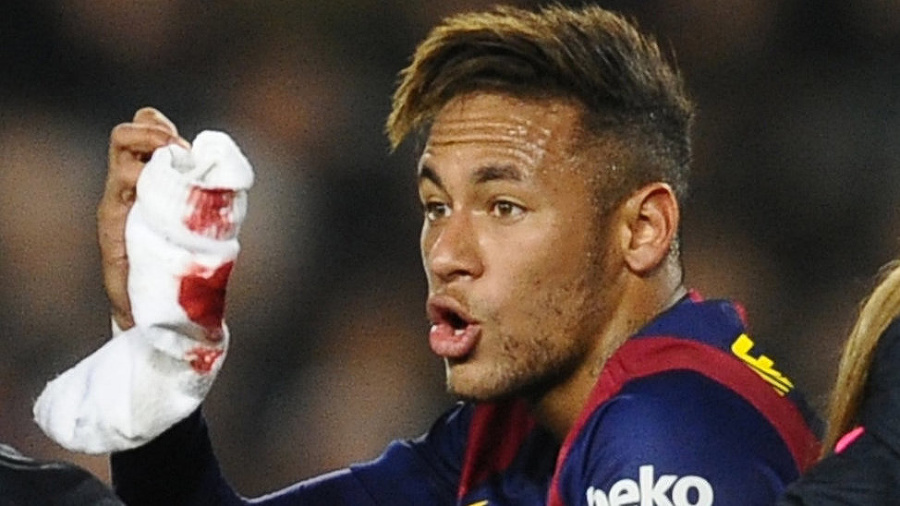 Neymar na nosidlách ukazoval,