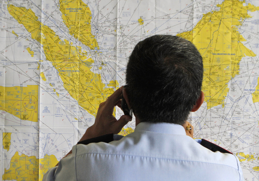 Pracovník letiska kontroluje mapu