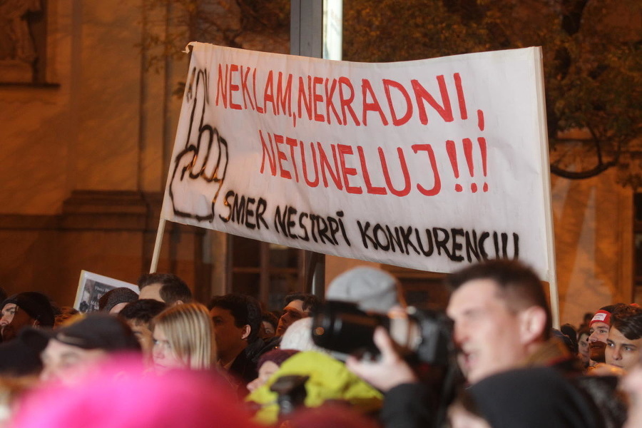 Demonštranti protestujú proti Ficovej