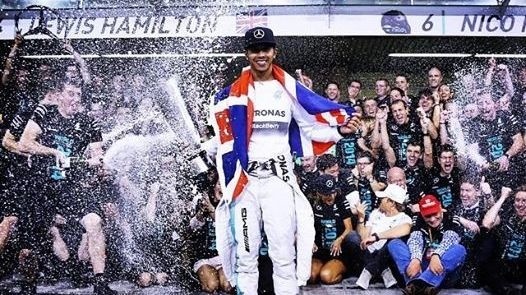 Lewis Hamilton oslávil titul